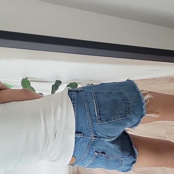 Levi's Shorts size 28 - Picture 4 of 16